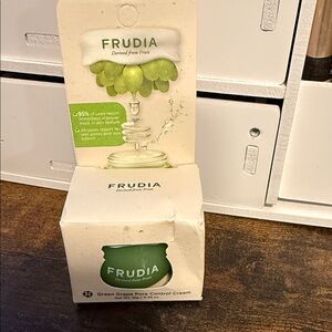 Green Grape Pore Control Cream